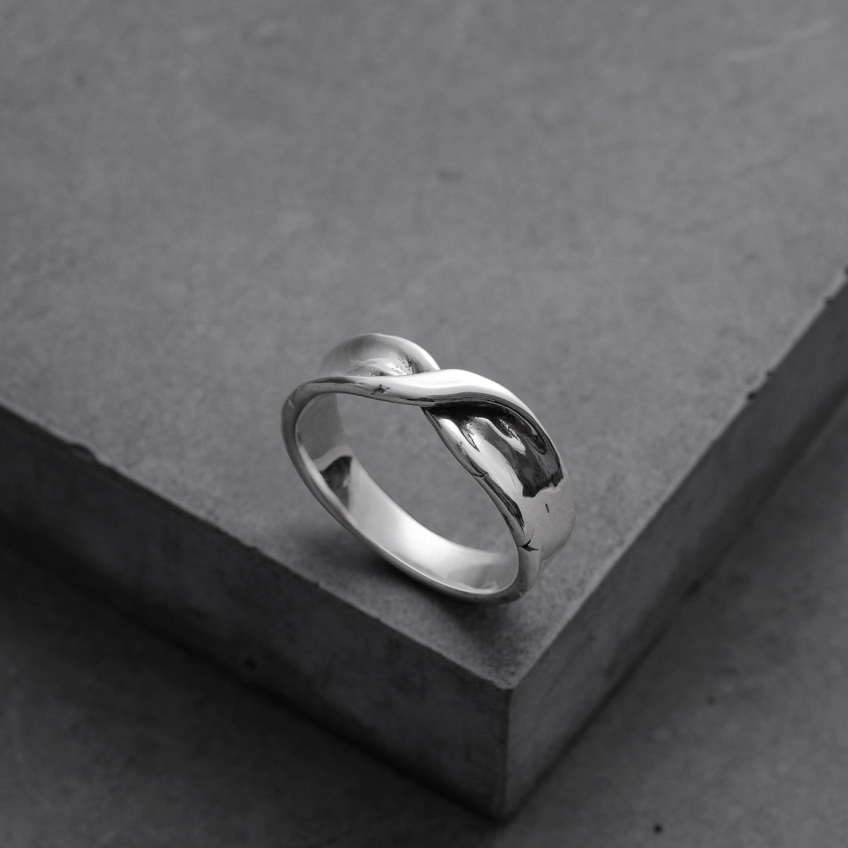 ETERNAL TWIST RING