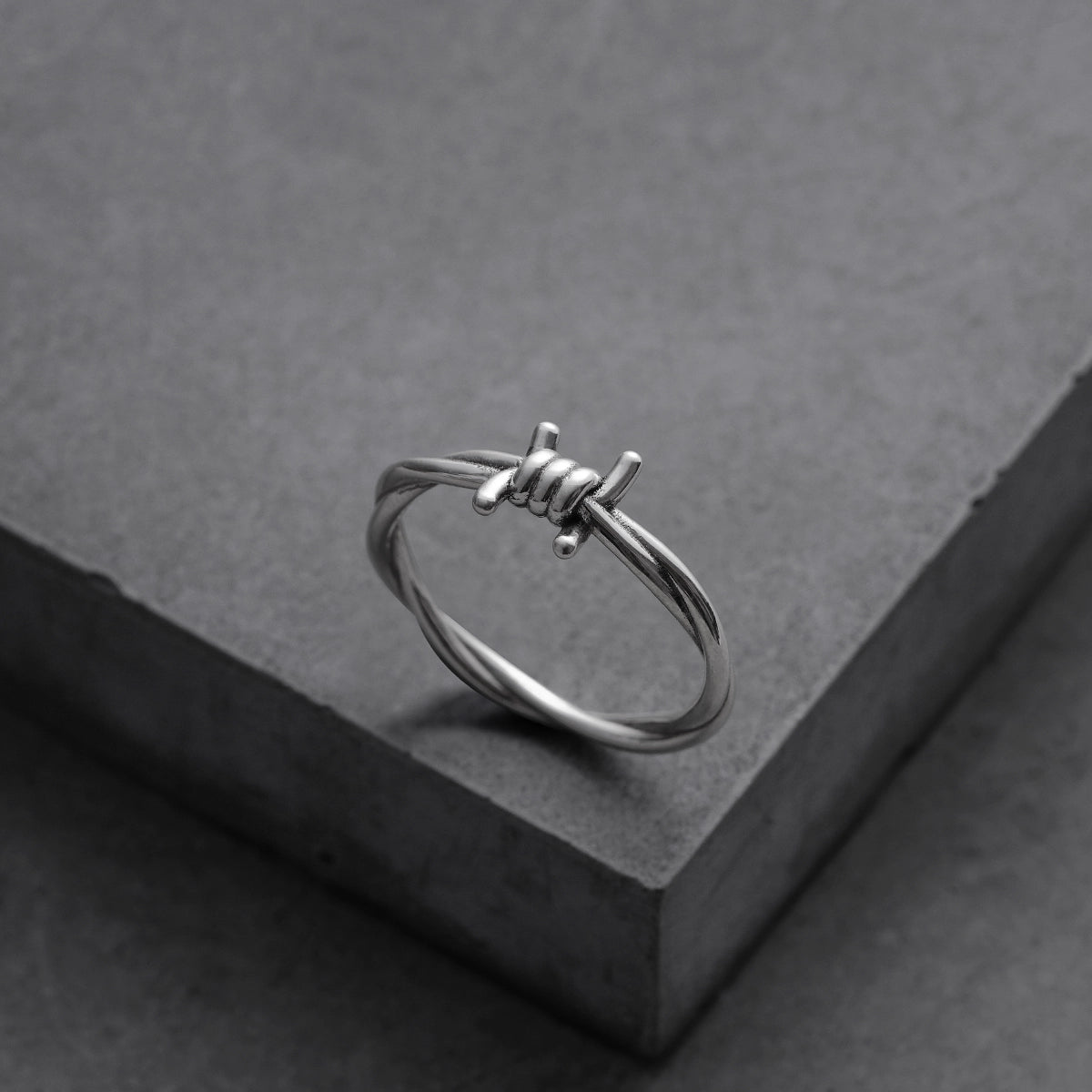 Ring mit verschlungenem Knoten