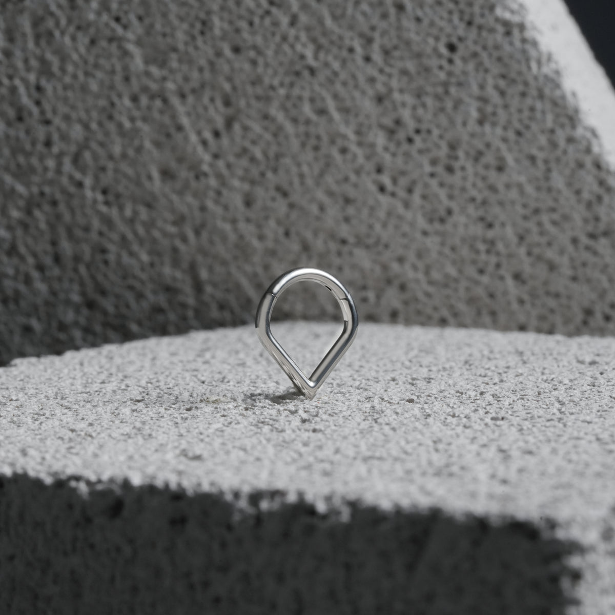 SLEEK TEARDROP SEPTUM CLICKER