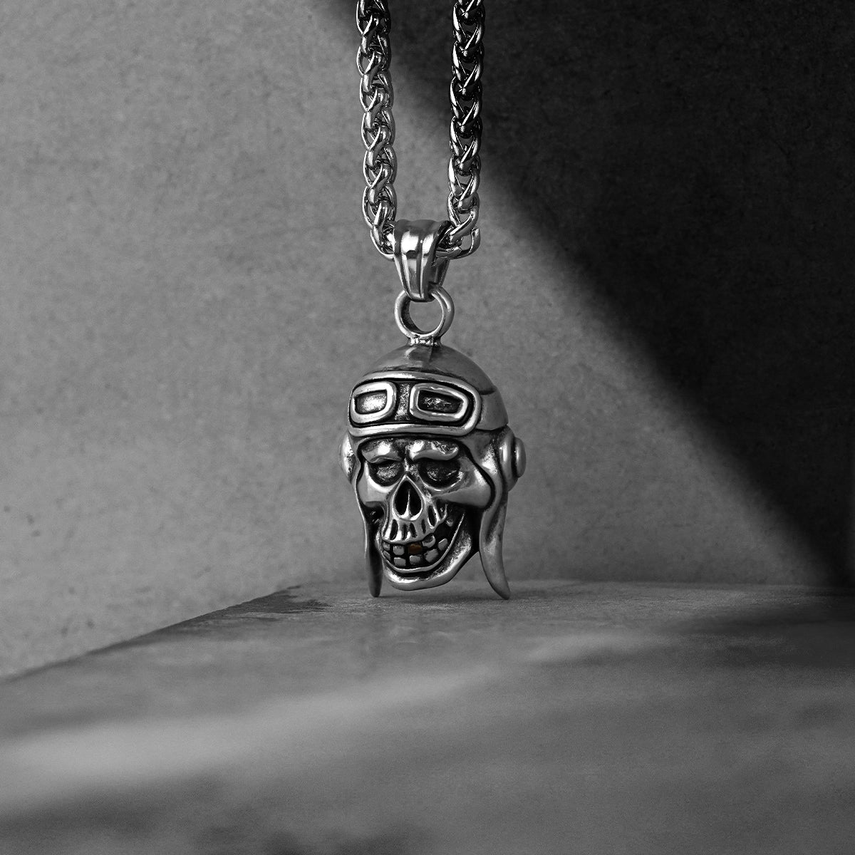 REBEL AVIATOR TOTENKOPF-HALSKETTEN