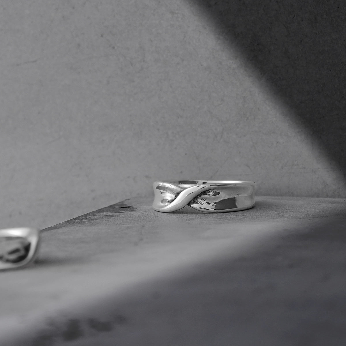 ETERNAL TWIST RING