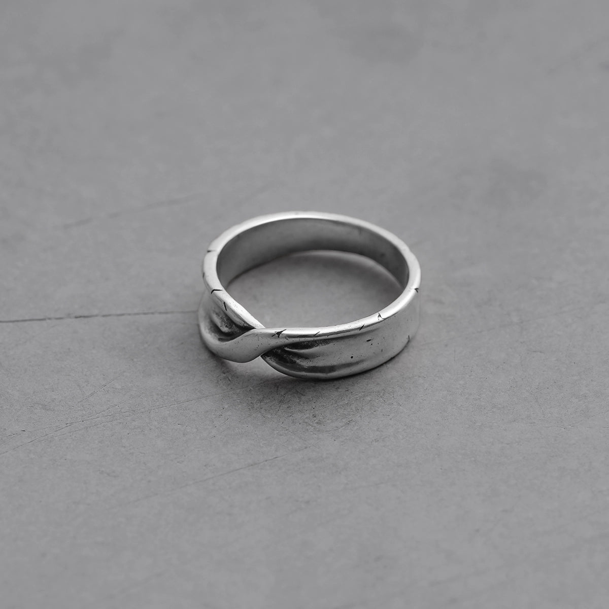 ETERNAL TWIST RING