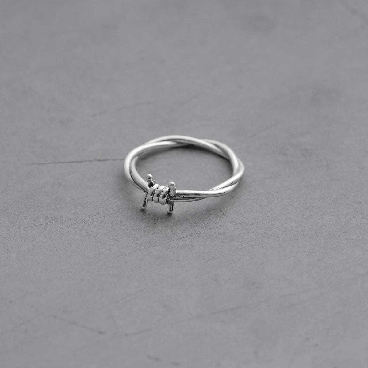 Ring mit verschlungenem Knoten