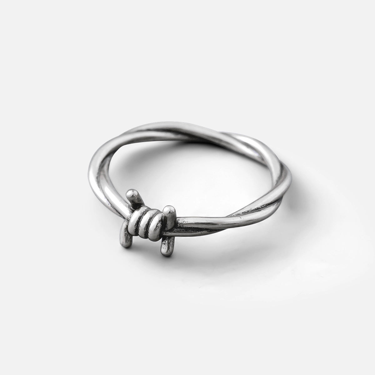 Ring mit verschlungenem Knoten