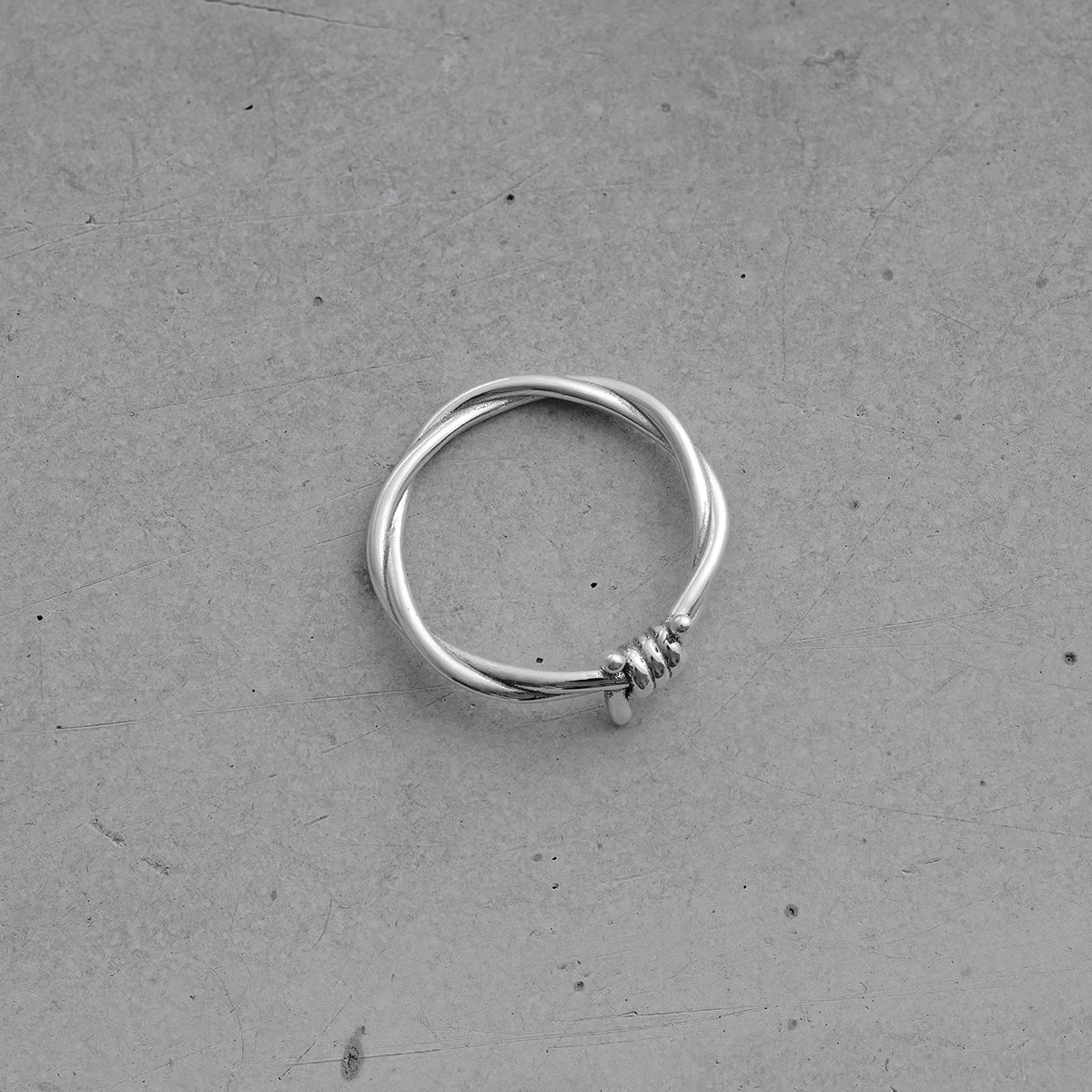 Ring mit verschlungenem Knoten