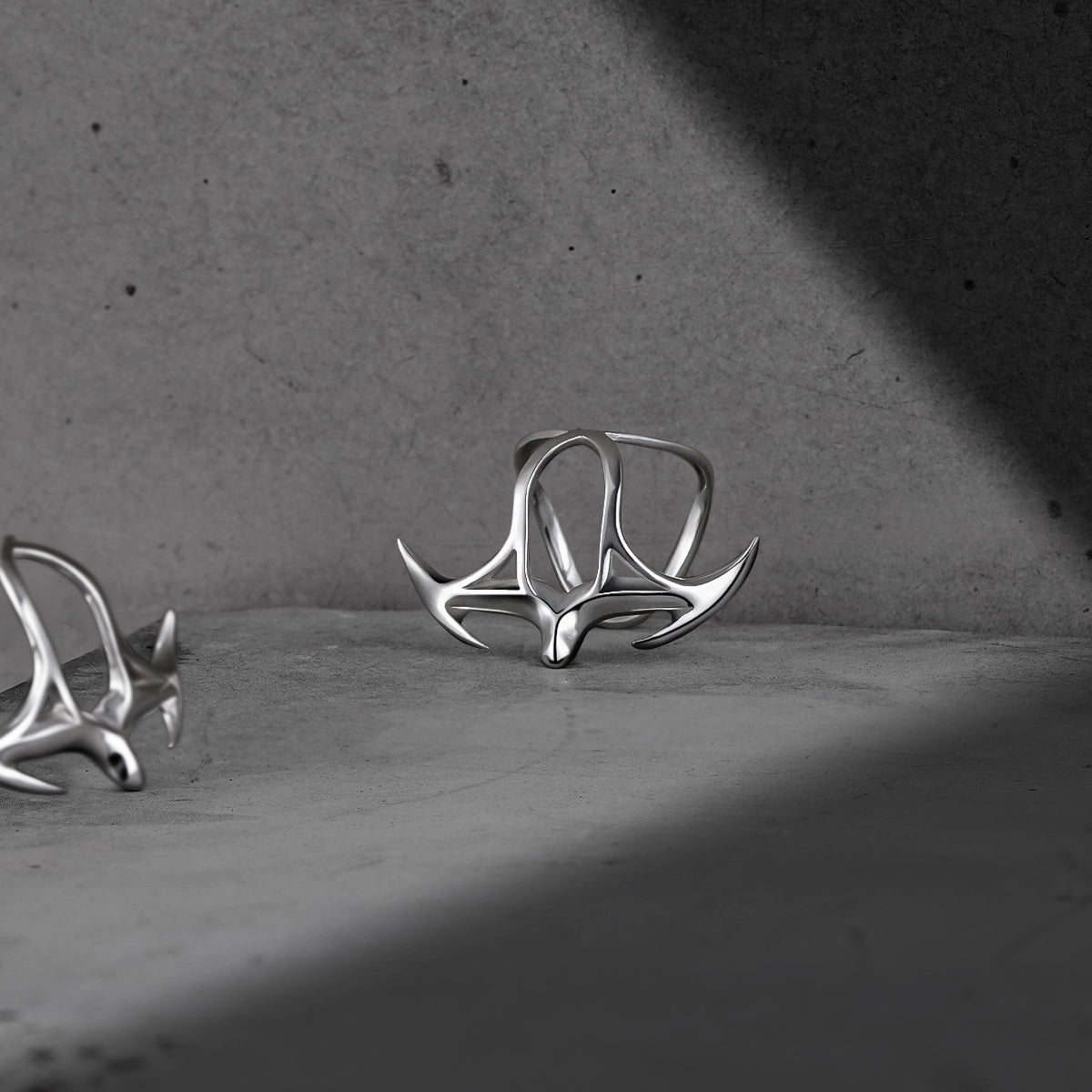 SIGIL SPINE LIP CUFF