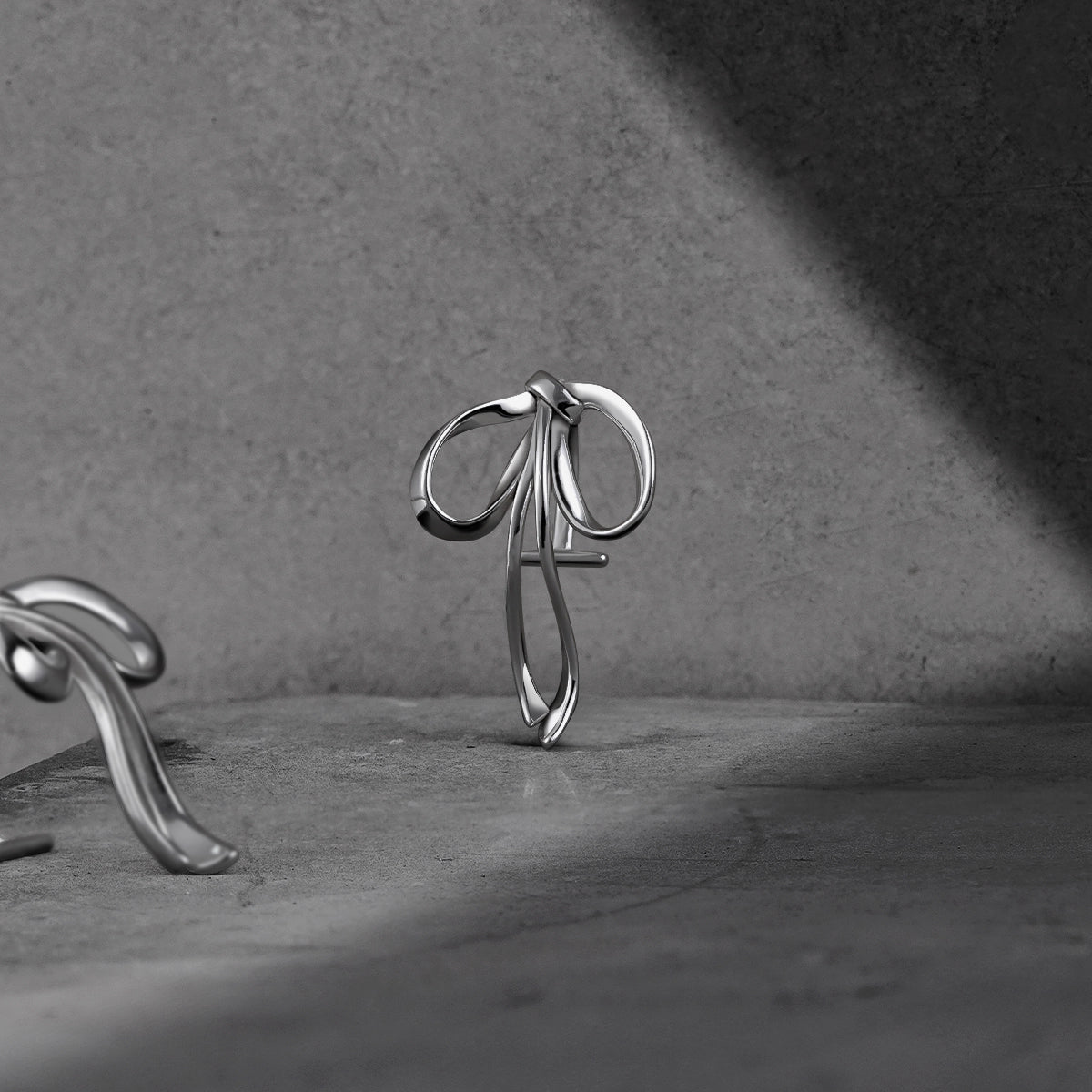 MORPH BLOOM LIP CUFF