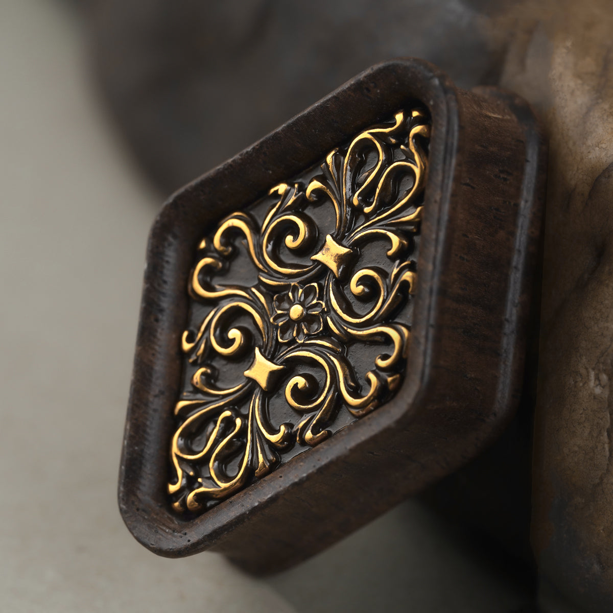 BAROQUE EMBLEM PLUGS