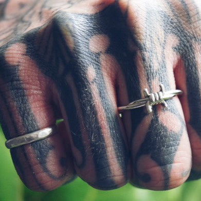 Ring mit verschlungenem Knoten