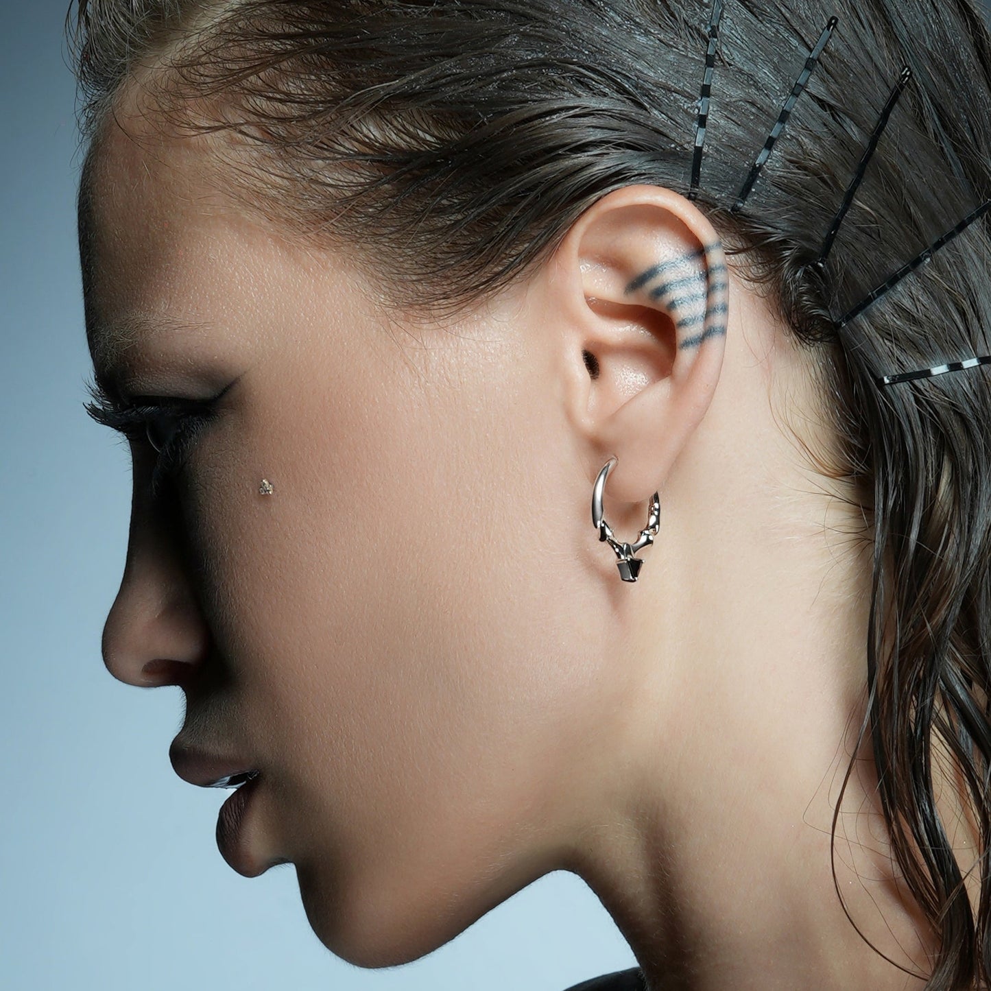 CREST STONE HOOP EARRINGS