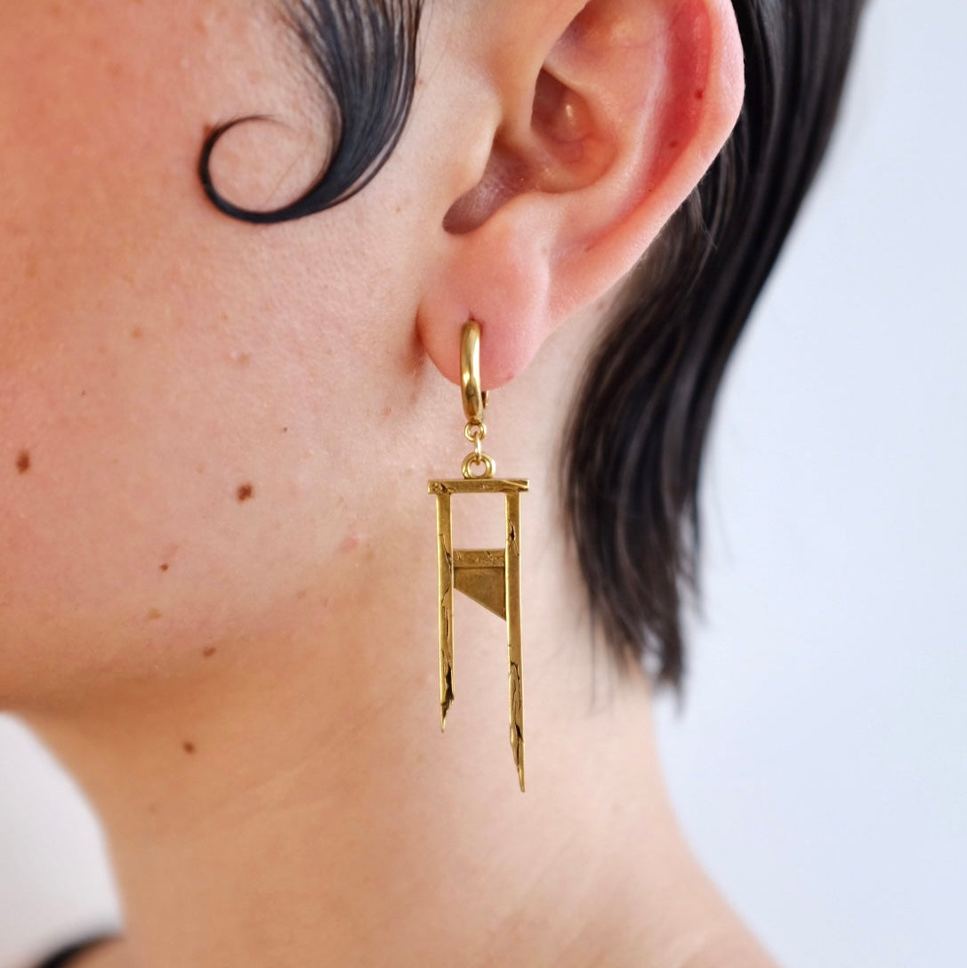 CHIC GUILLOTINE EARRINGS