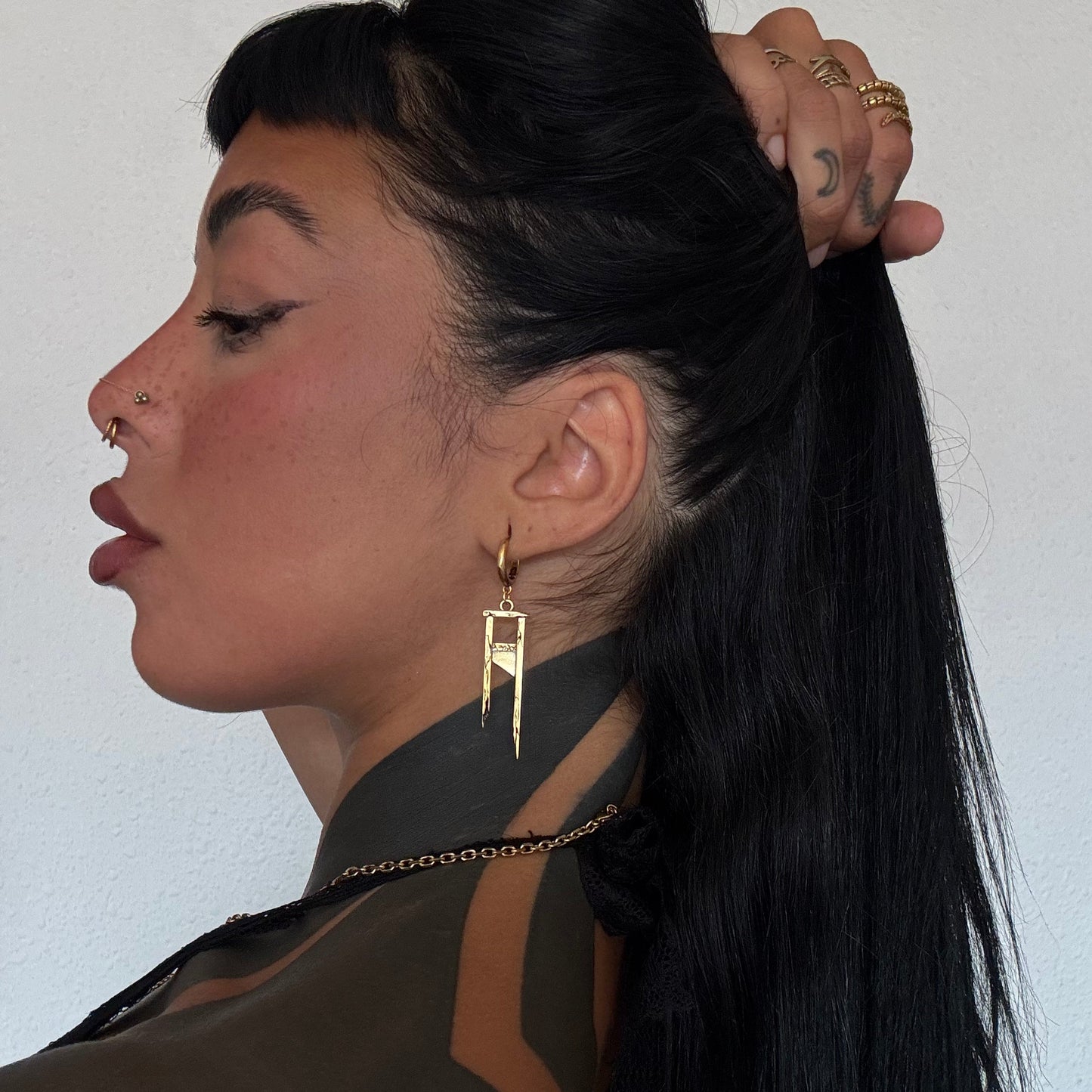 CHIC GUILLOTINE EARRINGS