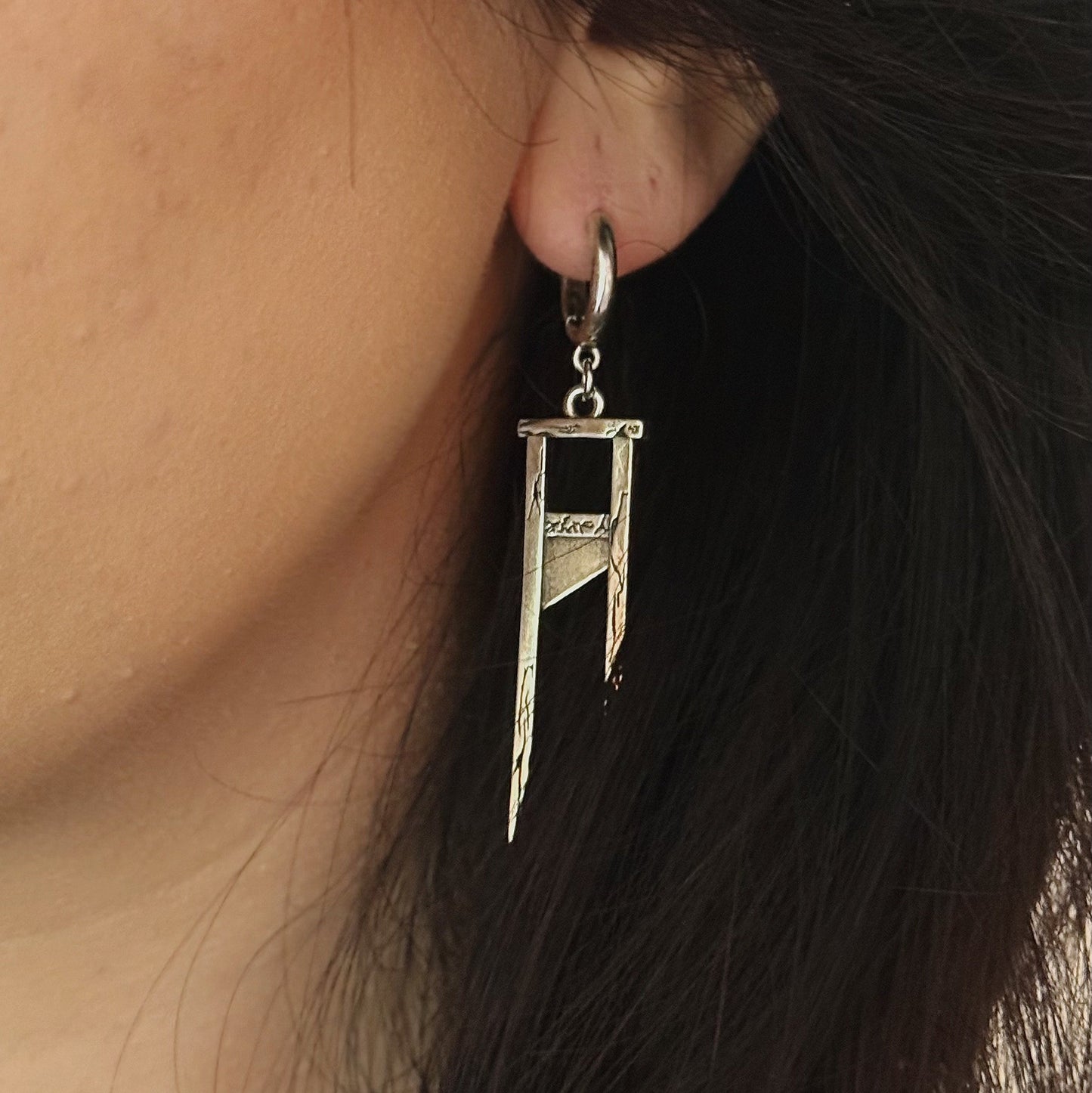 CHIC GUILLOTINE EARRINGS