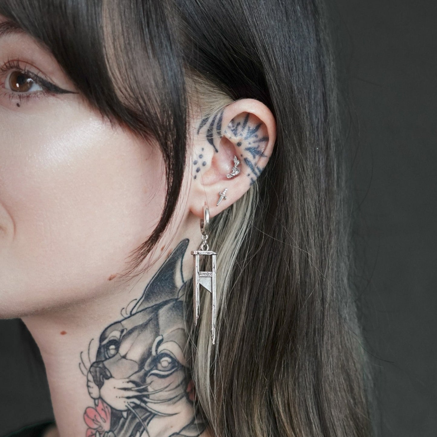 CHIC GUILLOTINE EARRINGS