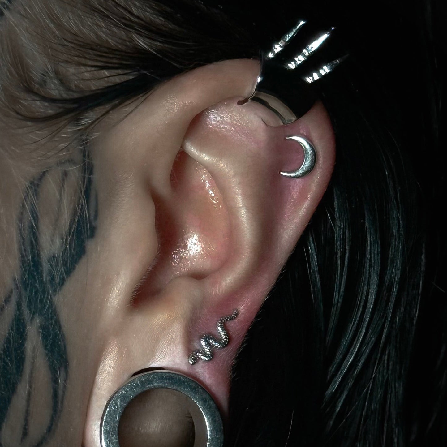 SERPENT-INSPIRED FLAT BACK STUD
