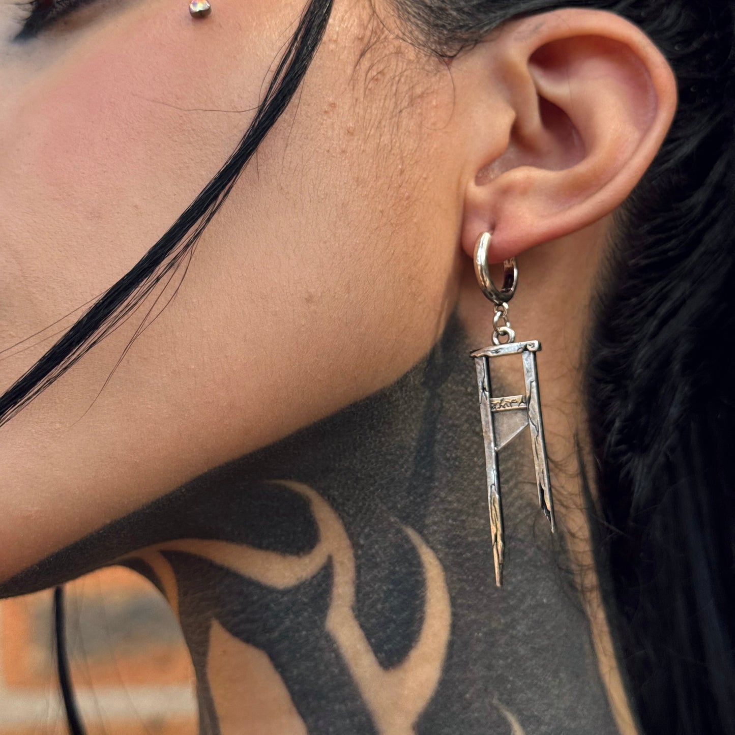 CHIC GUILLOTINE EARRINGS
