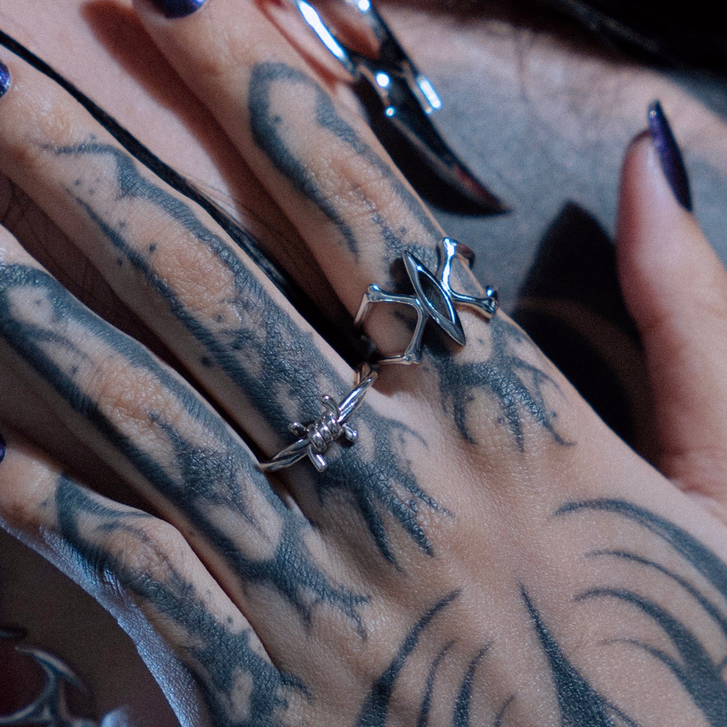 Ring mit verschlungenem Knoten