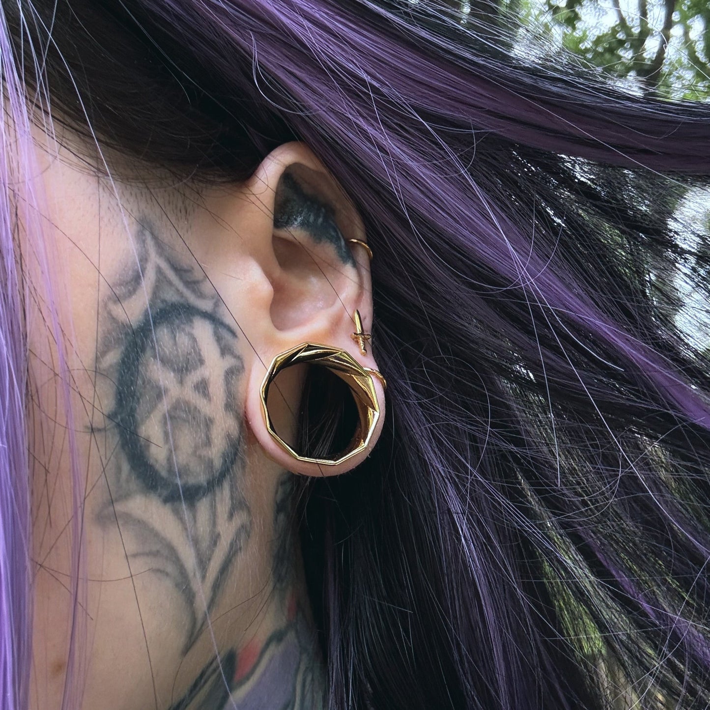 GOLDEN DAGGER FLAT BACK STUD