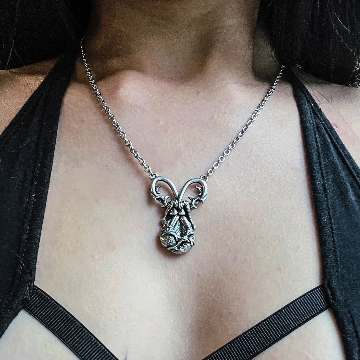THORNBOUND HEART NECKLACE
