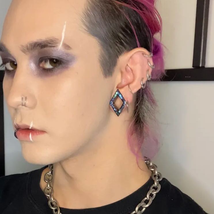 RHOMBUS IRIDESCENT TUNNELS