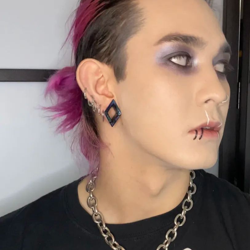 RHOMBUS IRIDESCENT TUNNELS