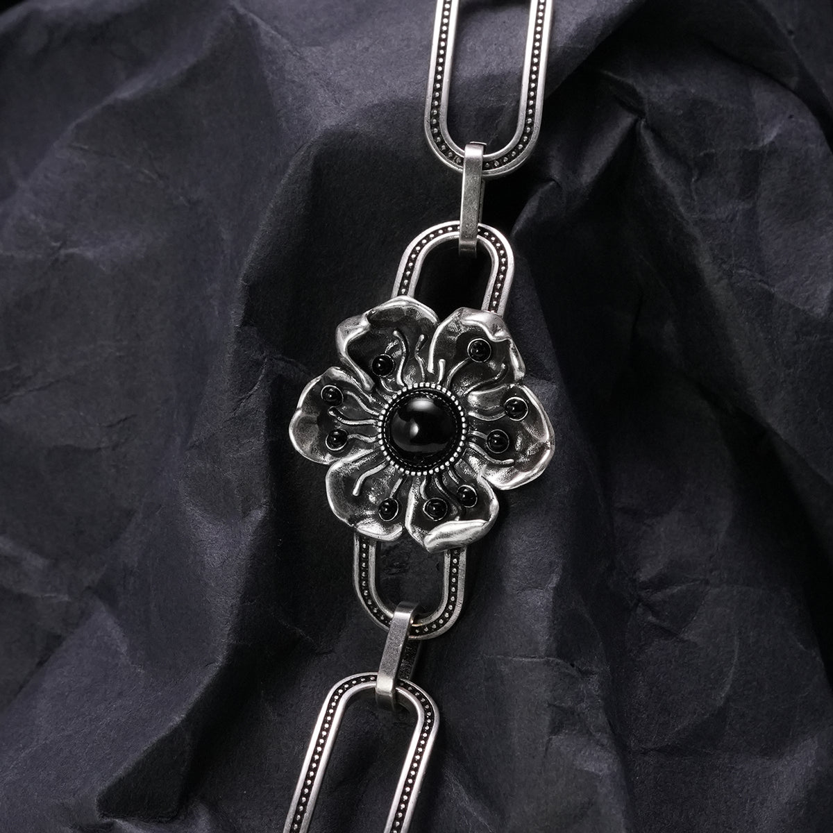 BOUND BLOOM CHOKER