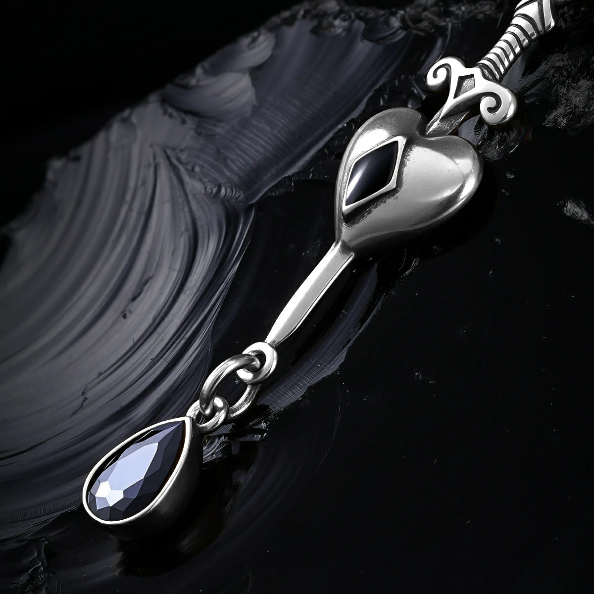 HEARTPIERCER EARRINGS