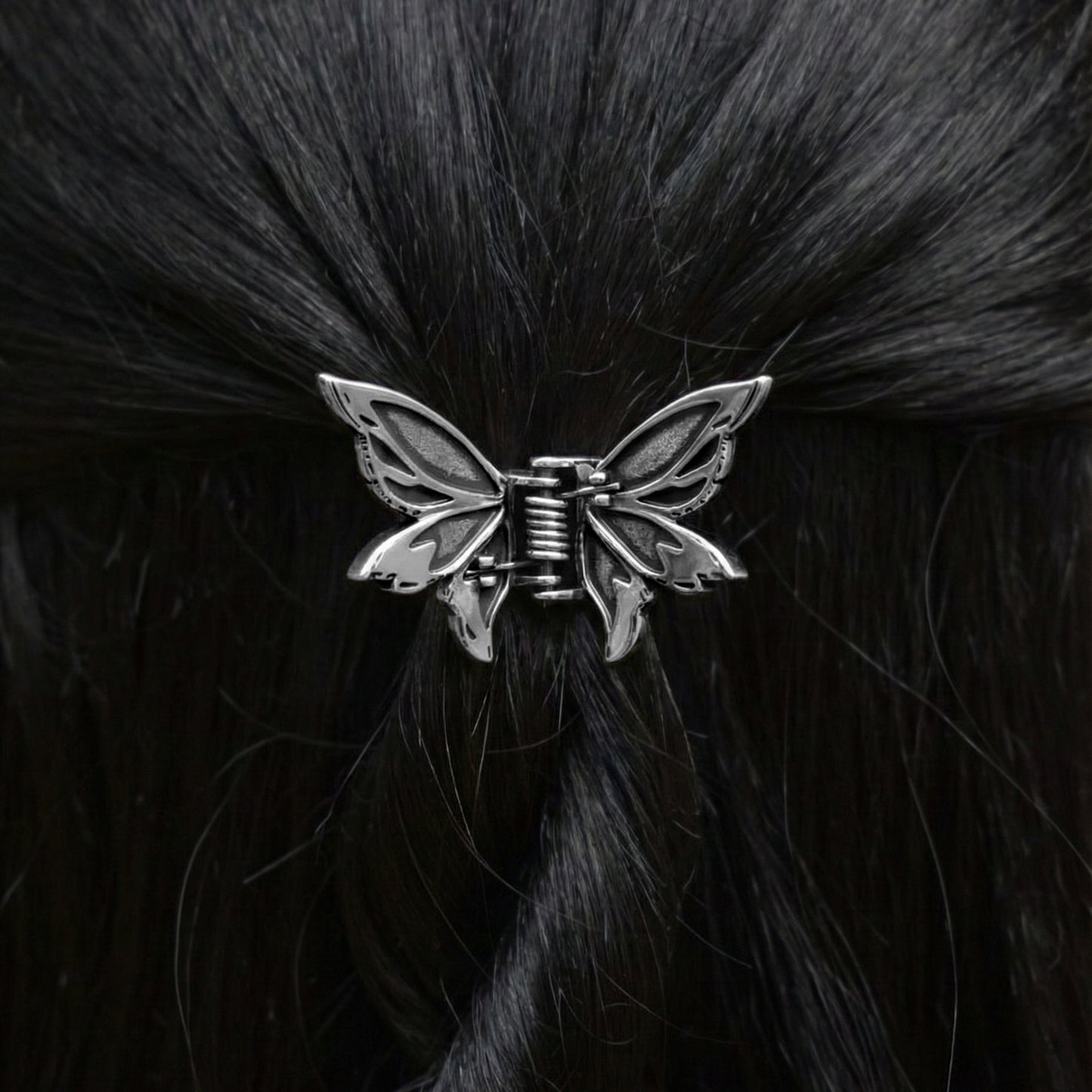 ETERNAL MOTH CLAW CLIP