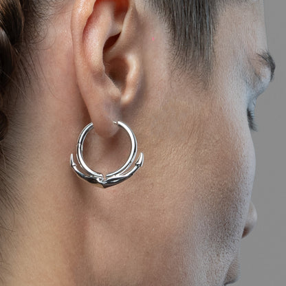 JOINT CLAW EARRINGS