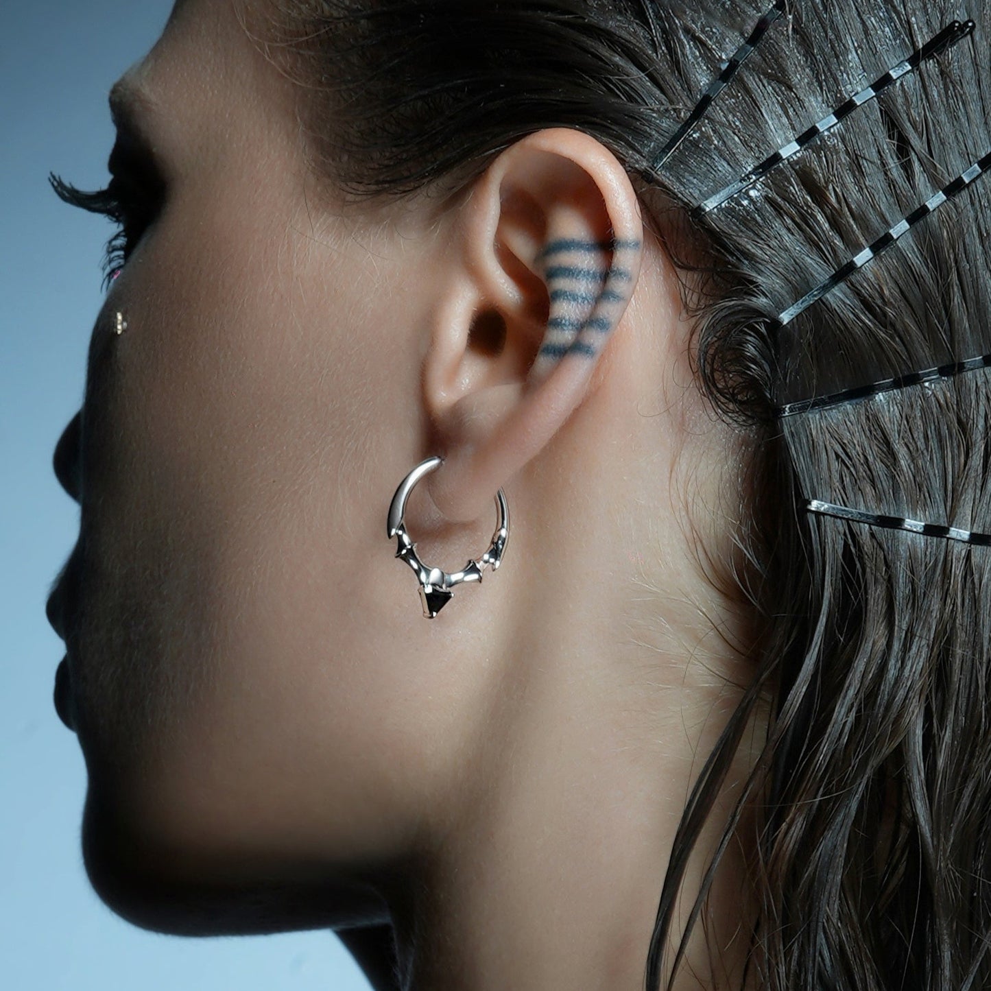 CREST STONE HOOP EARRINGS