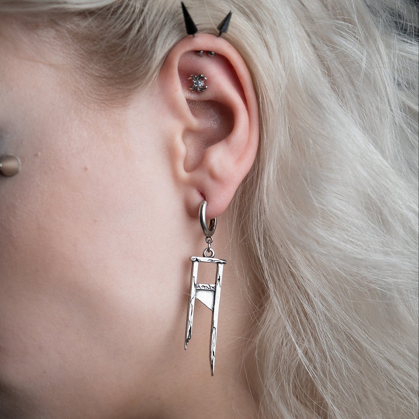 CHIC GUILLOTINE EARRINGS