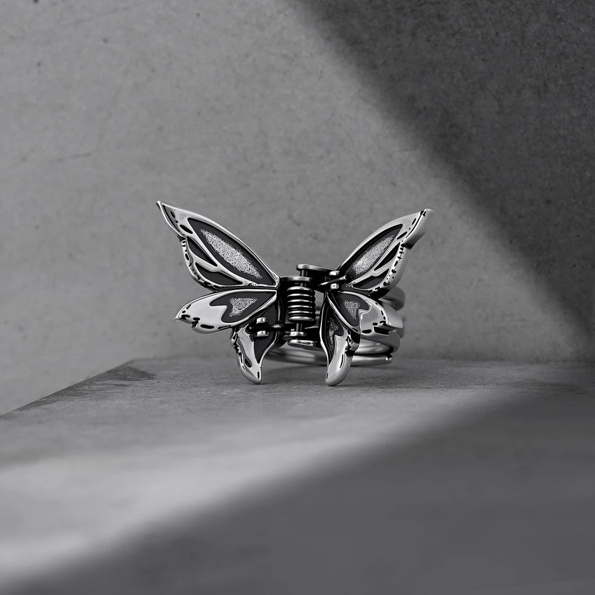 ETERNAL MOTH CLAW CLIP