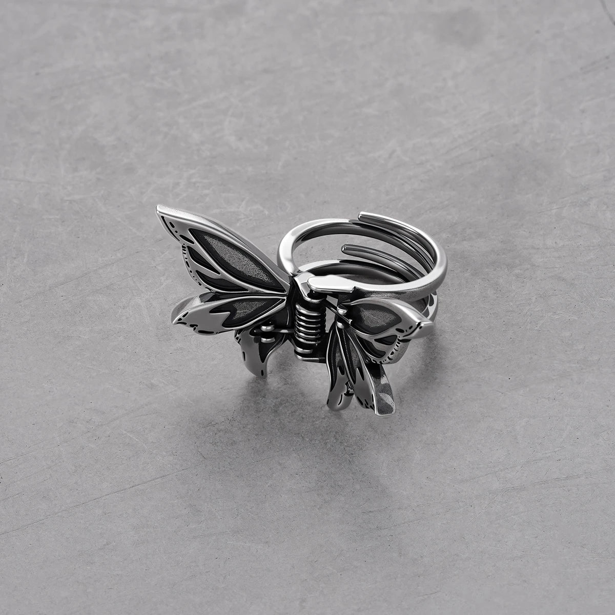 ETERNAL MOTH CLAW CLIP