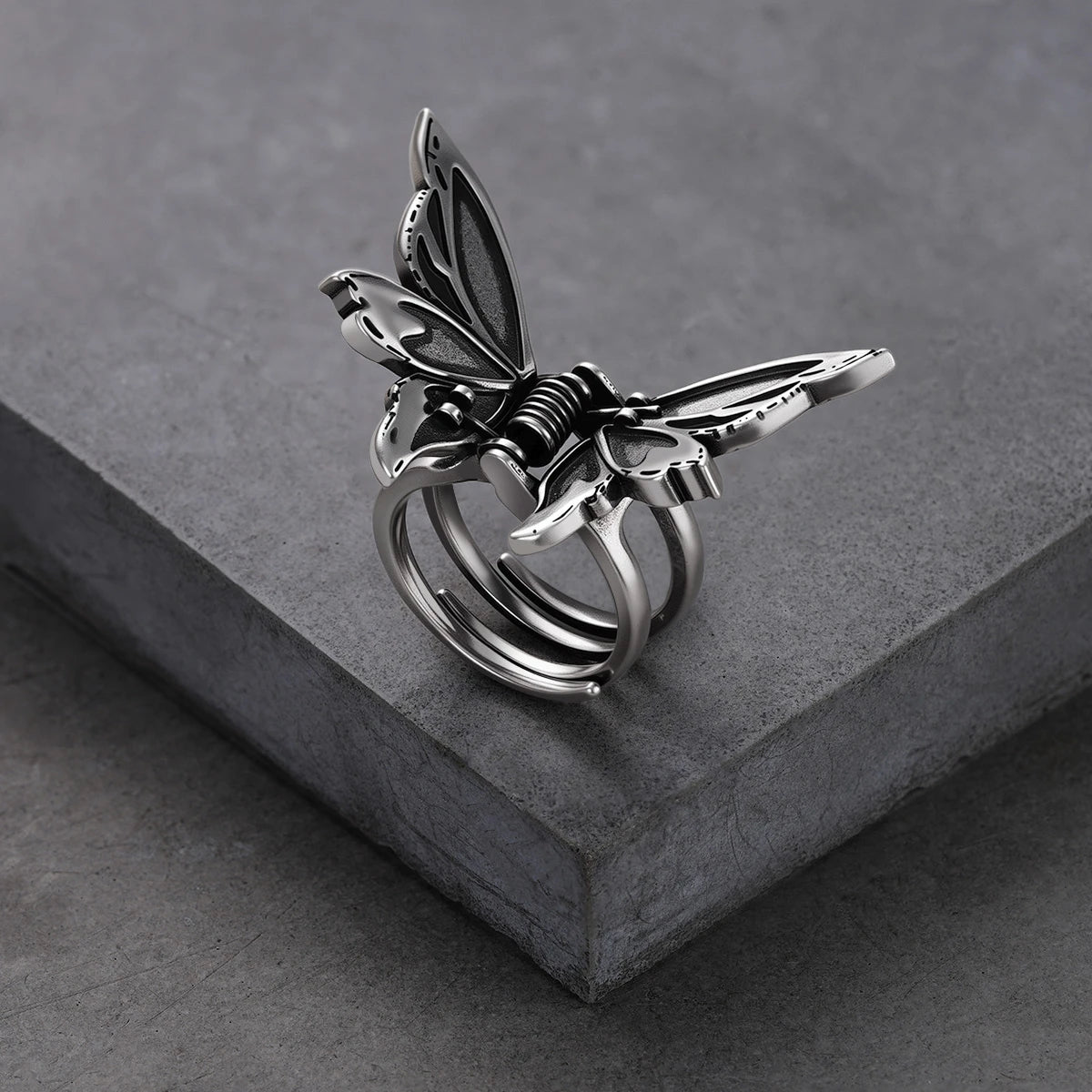 ETERNAL MOTH CLAW CLIP