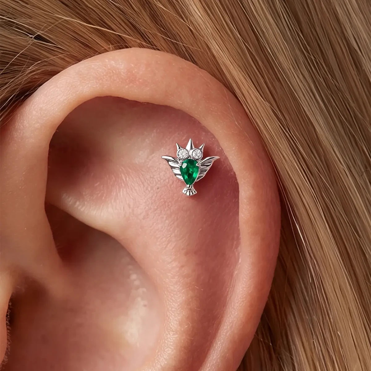 Silver with green cubic zirconia crystal owl titanium flatback stud, product view 3 – PUNKYOUTH